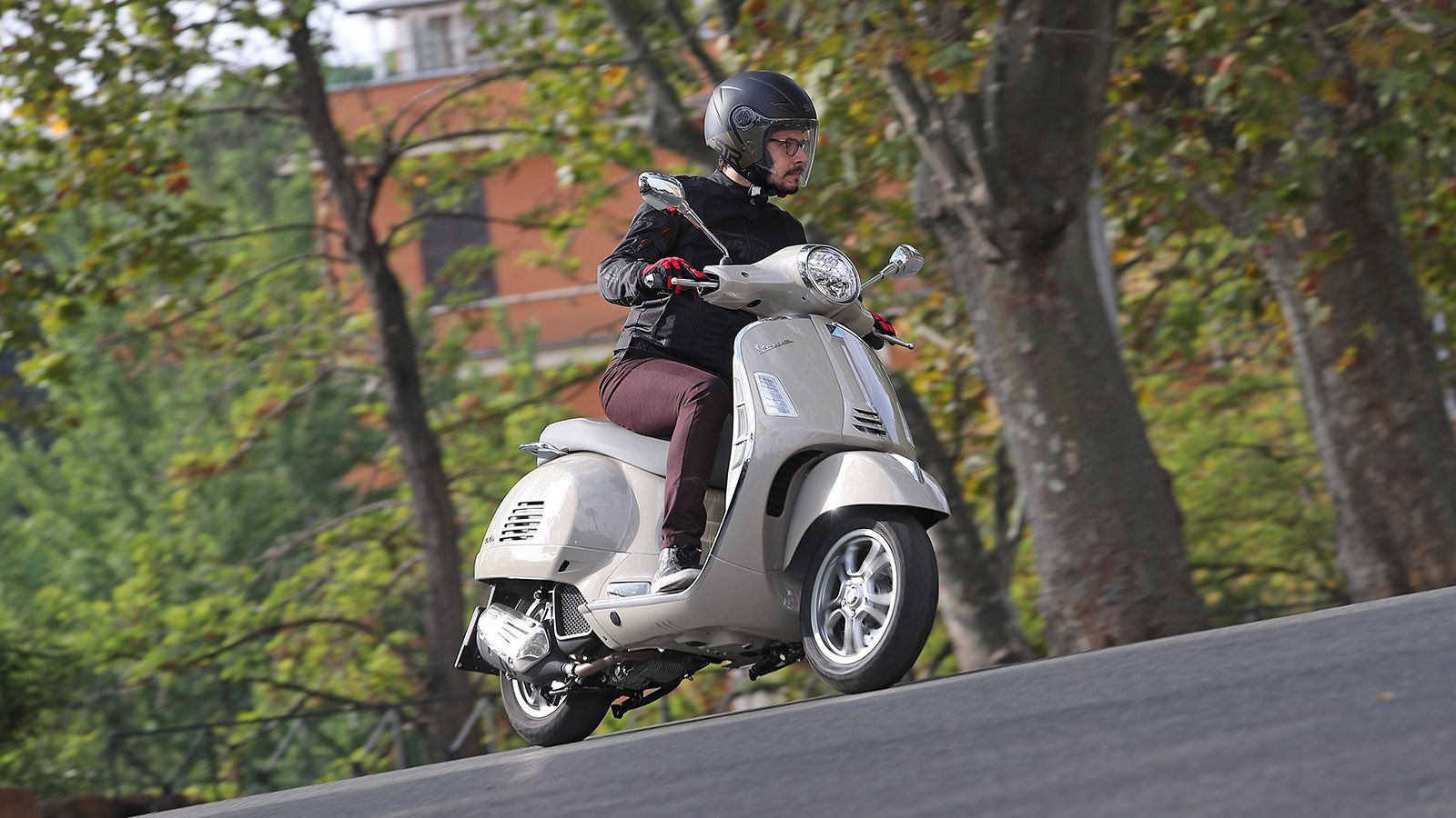 Piaggio Λυμπερόπουλος: Ετοιμοπαράδοτη η νέα Vespa GTS με δώρα αξίας 730 ευρώ